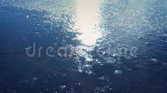 阳光映照下的冰雪湖面视频的预览图