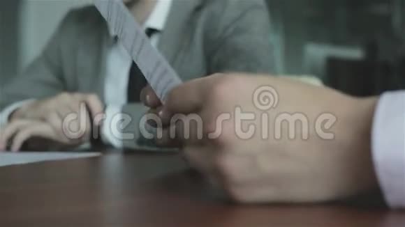商人的手在文件上视频的预览图
