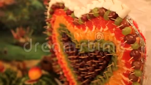 在五颜六色的挂毯上放着水果的四切特甜桌视频的预览图