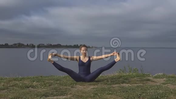 女孩训练伸展瑜伽练习视频的预览图