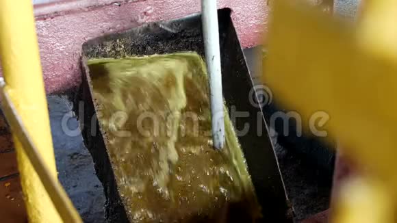 生产菜籽油产出的菜籽油从压榨到储罐特写石油油油油视频的预览图