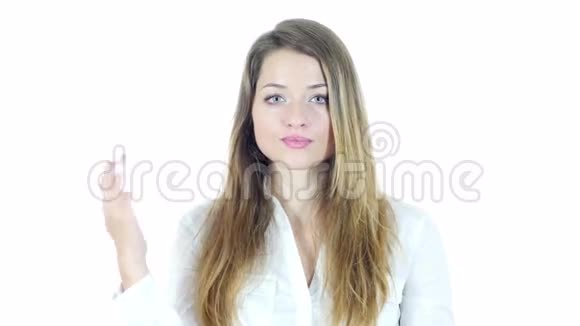 女人在屏幕上呈现产品Geture白色背景年轻视频的预览图