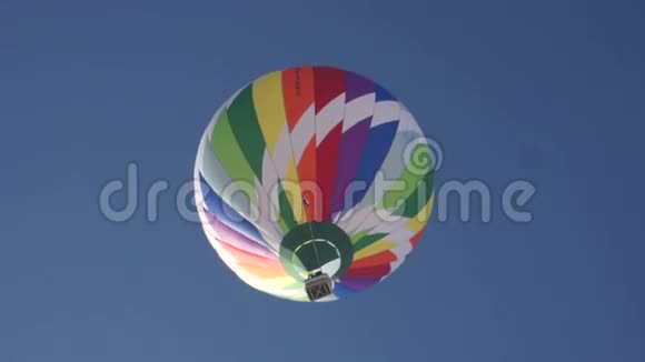 五颜六色的热气球升天视频的预览图