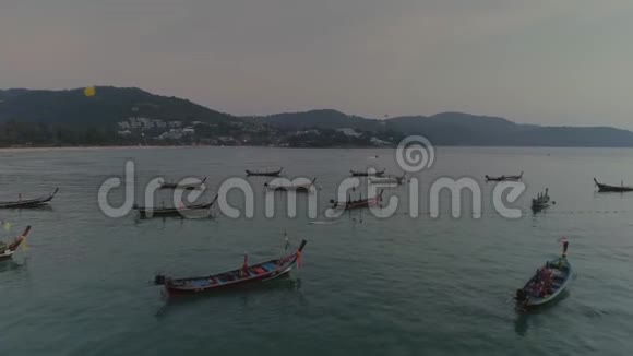 海湾渔船船海泰国游艇日落海滩船无人驾驶飞机4k视频的预览图