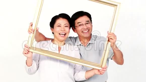 快乐的亚洲夫妇举行广场视频的预览图