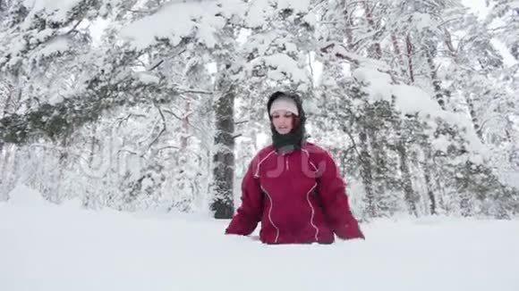 年轻女子把雪扔上来视频的预览图