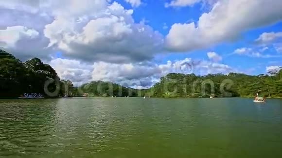 公园广湖森林银行的旅游天鹅船视频的预览图