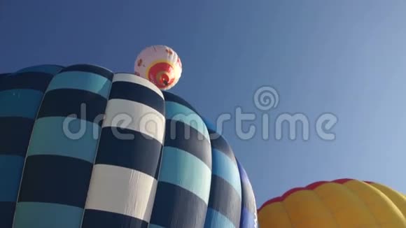 明亮热气球图像特写视频的预览图