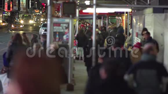 在纽约市慢动作行走11人中的3人视频的预览图