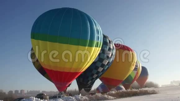 五颜六色的热气球才开始视频的预览图