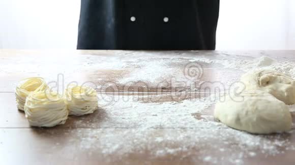 厨师倒面粉揉面团视频的预览图