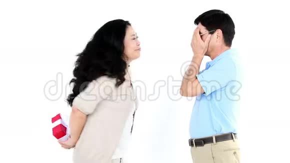 亚洲女人送礼物给丈夫视频的预览图