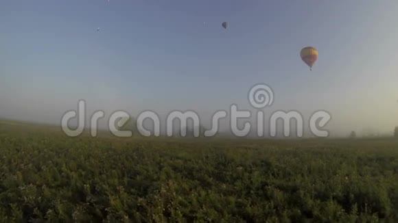 乘坐热气球飞行室外景色视频的预览图