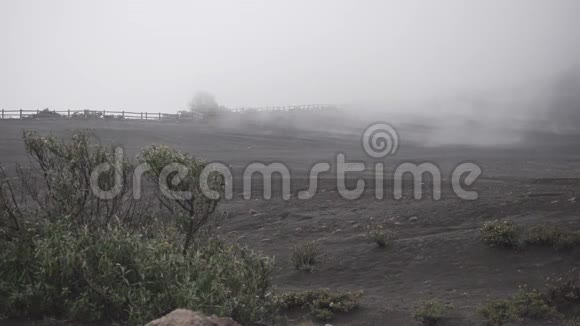 哥斯达黎加有雾的伊拉祖火山视频的预览图