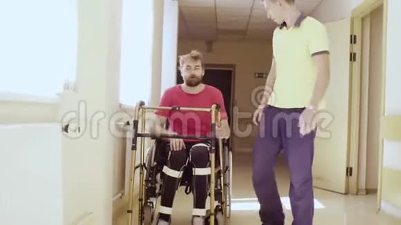 矫形外科的残疾人手扶行走架视频的预览图