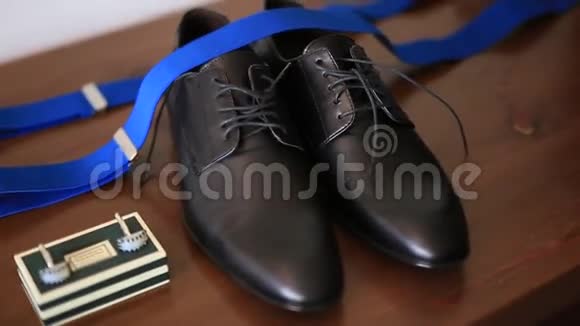 袖扣手表黑鞋蓝色吊带视频的预览图