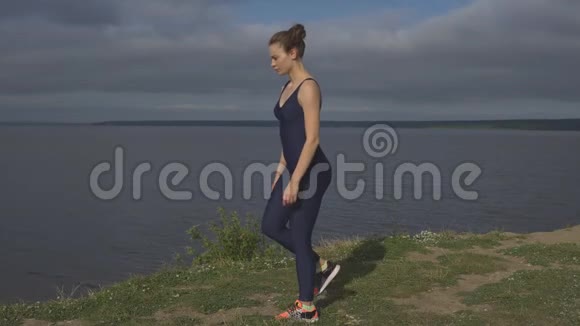 女子单腿站立平衡训练瑜伽视频的预览图