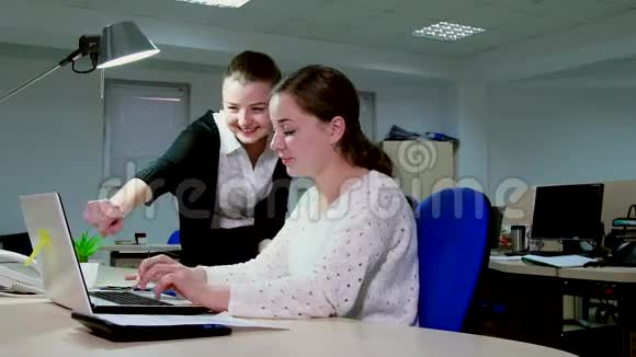 两个在办公室工作的女商人在电脑里视频的预览图