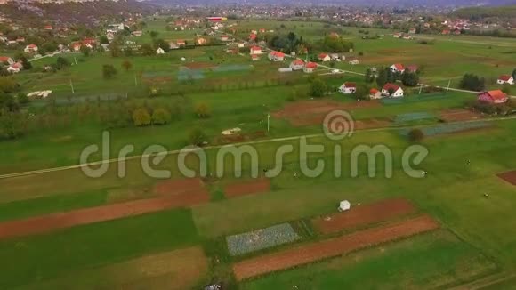 空中飞过有房子和绿色山谷的村庄视频的预览图