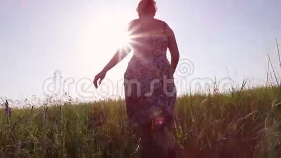 女人在远离镜头的田野上奔跑视频的预览图