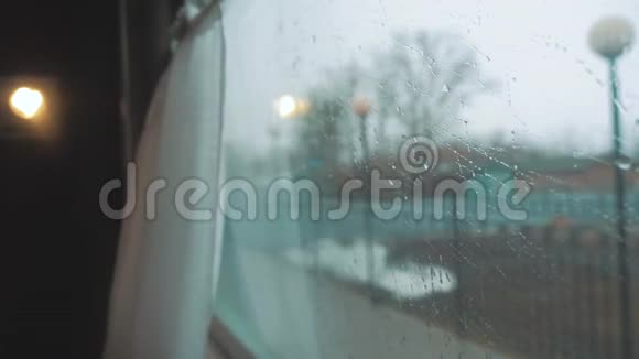 从火车车窗上看车窗上的雨人们沿着铁路走火车铁路视频的预览图