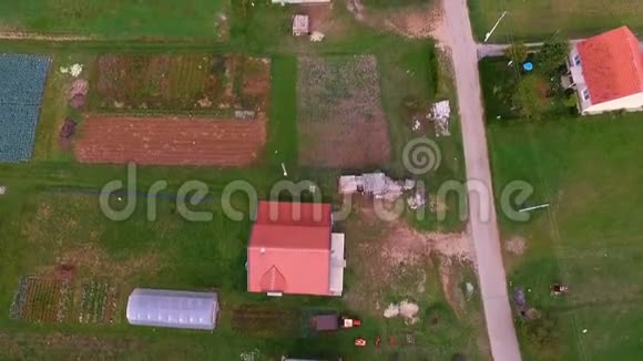 空中射击村庄与房屋和绿色山谷视频的预览图