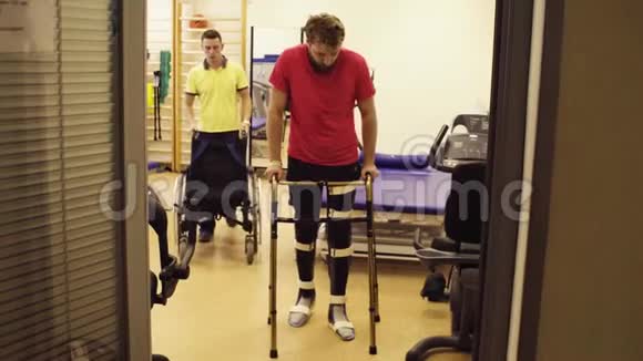 矫形外科的残疾人手扶行走架视频的预览图