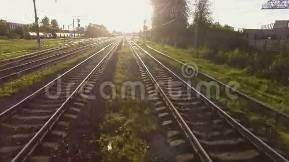 日落时铁路轨道的鸟瞰图视频的预览图