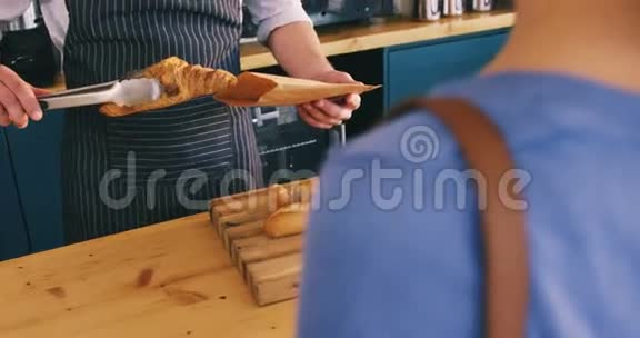 女服务员用纸袋包装羊角面包视频的预览图