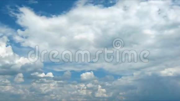 在蓝天上快速的轻云视频的预览图