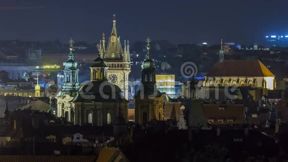 捷克共和国布拉格的夜晚时光暮色中的梦幻般的老城屋顶塔楼和夜间照明视频的预览图