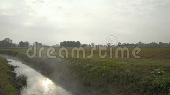 秋天从天然公园的灌溉沟渠中升起的薄雾视频的预览图