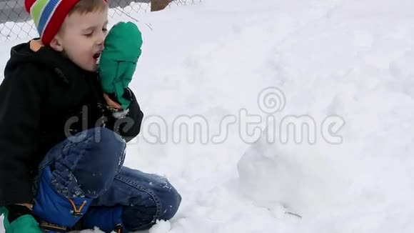 孩子吃雪做雪球视频的预览图