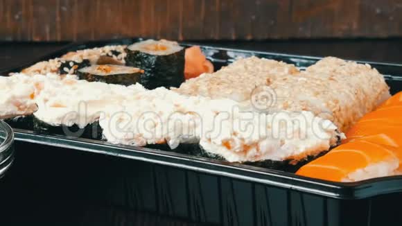 许多不同的尼吉里甘肯木寿司与鳗鱼鲑鱼费城奶酪黄瓜近距离观看视频的预览图