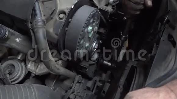 汽车修理工更换橡胶齿轮带视频的预览图