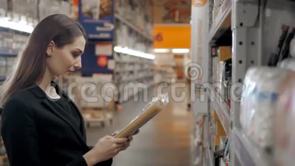 在杂货店里选择意大利面的女人在食品超市购物视频的预览图