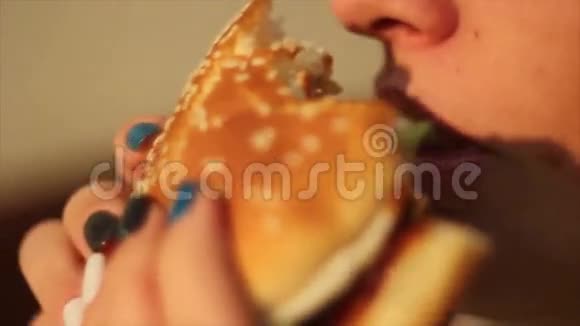 吃多汁汉堡的女孩视频的预览图