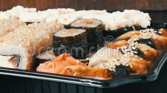许多不同的尼吉里甘肯木寿司与鳗鱼鲑鱼费城奶酪黄瓜近距离观看视频的预览图