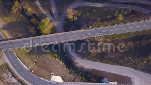 在森林附近的高速公路上飞行视频的预览图