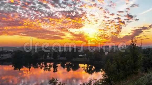 日落于乡村的一个湖视频的预览图