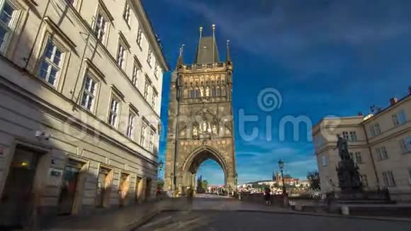 查尔斯桥的旧城桥塔时间推移超移最美丽的哥特式建筑之一视频的预览图