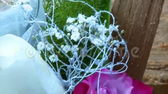 粉色牡丹白色绣球花和浅蓝色花朵的婚礼花束视频的预览图