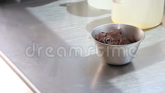 巧克力冰淇淋专业手装饰视频的预览图