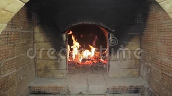 用红砖做的俄罗斯炉子烧柴火的一般景象视频的预览图