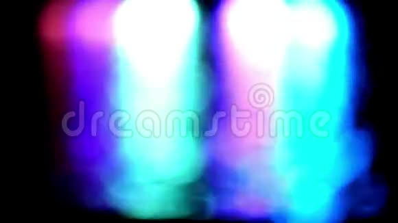 夜晚五颜六色的光映在水面上视频的预览图