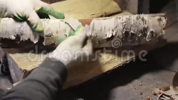 男农剥树皮在炉子里生火视频的预览图