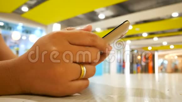 近距离拍摄女性使用智能手机的双手选择焦点浅景视频的预览图