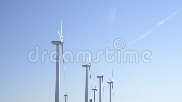 风力涡轮机在蓝天上旋转视频的预览图
