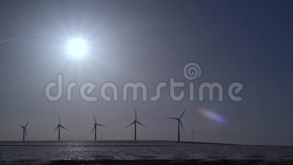 风力涡轮机在太阳下旋转视频的预览图
