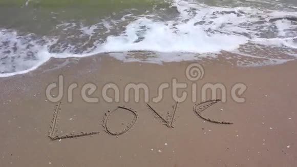 字爱写在沙滩上视频的预览图